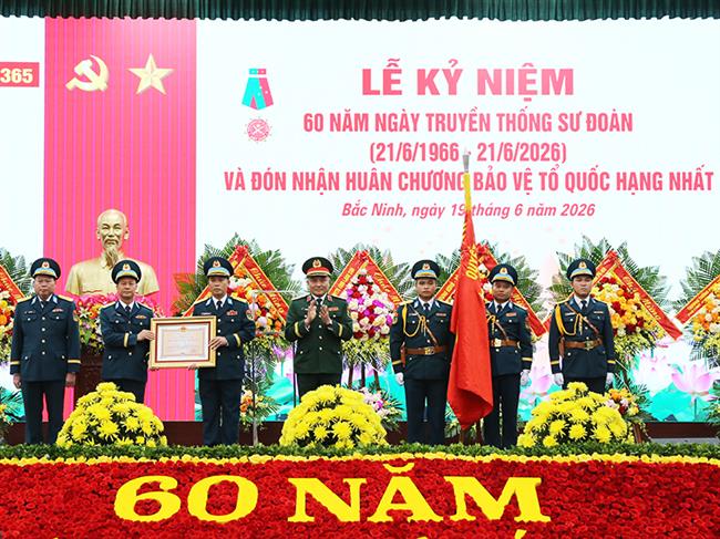su-doan-phong-khong-365-to-chuc-le-ky-niem-60-nam-ngay-truyen-thong-va-don-nhan-huan-chuong-bao-ve-to-quoc-hang-nhat