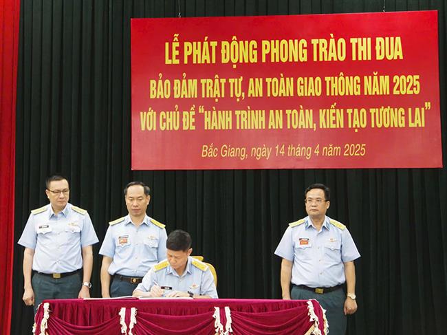 su-doan-365-to-chuc-le-phat-dong-phong-trao-thi-dua-bao-dam-trat-tu-an-toan-giao-thong-nam-2025