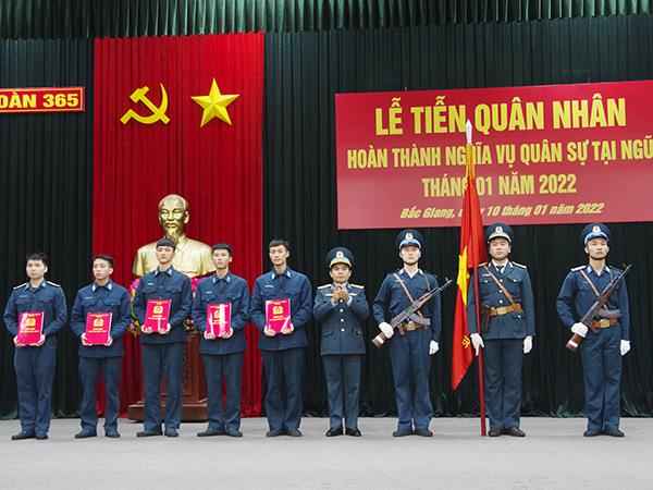su-doan-365-to-chuc-le-tien-quan-nhan-hoan-thanh-nghia-vu-quan-su-tai-ngu-nam-2022