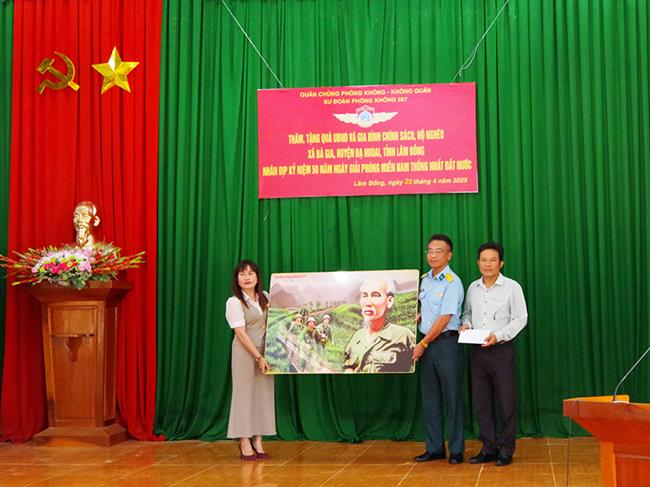 su-doan-367-tham-tang-qua-cac-doi-tuong-chinh-sach-ho-ngheo-tren-dia-ban-xa-ba-gia