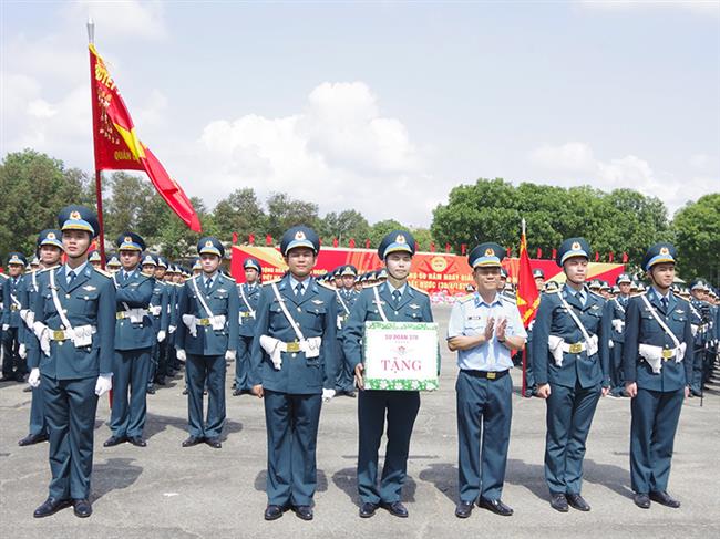 su-doan-367-va-su-doan-370-tang-qua-dong-vien-can-bo-chien-si-tieu-doan-dieu-binh-dieu-hanh-thuc-hien-nhiem-vu-a50
