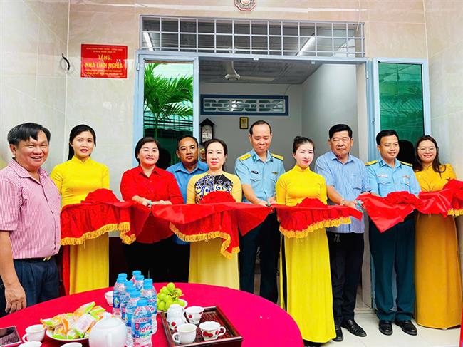 su-doan-370-trao-nha-tinh-nghia-tang-gia-dinh-thuong-binh-tran-thanh-mai