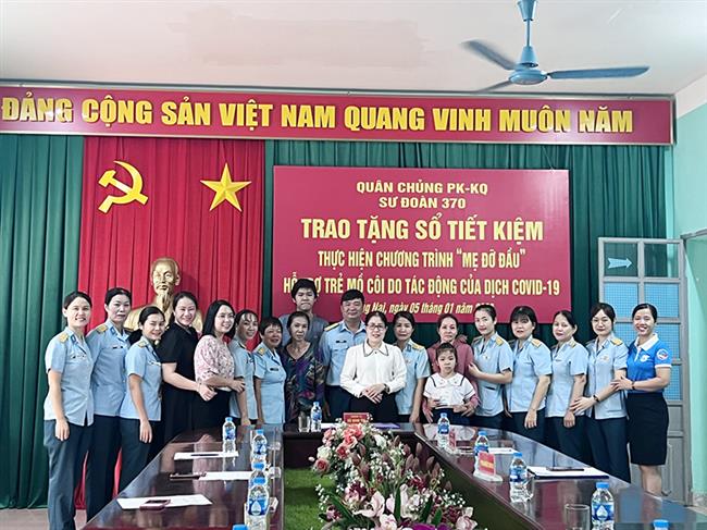 su-doan-370-trao-tang-so-tiet-kiem-thuc-hien-chuong-trinh-“me-do-dau”-ho-tro-tre-mo-coi-do-tac-dong-cua-dich-covid-19