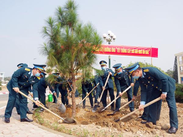 su-doan-371-to-chuc-“tet-trong-cay-doi-doi-nho-on-bac-ho”