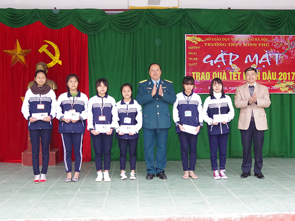 su-doan-371-tang-qua-cho-hoc-sinh-co-hoan-canh-kho-khan-dac-biet-cua-truong-thpt-minh-phu