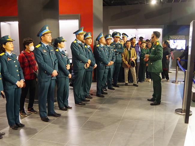 su-doan-371-to-chuc-tham-quan-bao-tang-lich-su-quan-su-viet-nam