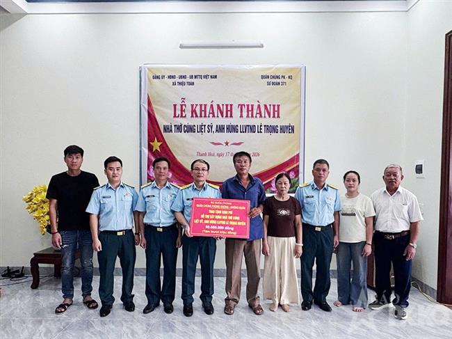 su-doan-371-trao-tang-kinh-phi-ho-tro-xay-dung-nha-tho-cung-anh-hung-liet-si-le-trong-huyen
