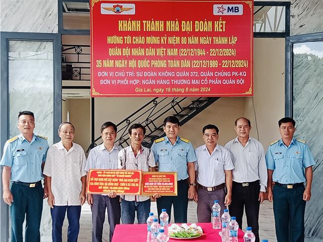 su-doan-372-khanh-thanh-va-ban-giao-“nha-dai-doan-ket”-tang-gia-dinh-ong-ha-hong-ngu