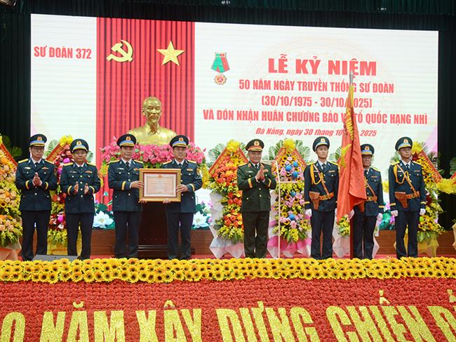 su-doan-372-ky-niem-50-nam-ngay-truyen-thong-va-don-nhan-huan-chuong-bao-ve-to-quoc-hang-nhi