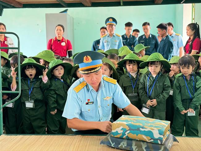 su-doan-372-phoi-hop-voi-cac-truong-tren-dia-ban-dong-quan-to-chuc-cac-hoat-dong-tham-quan-va-giao-luu-tai-don-vi