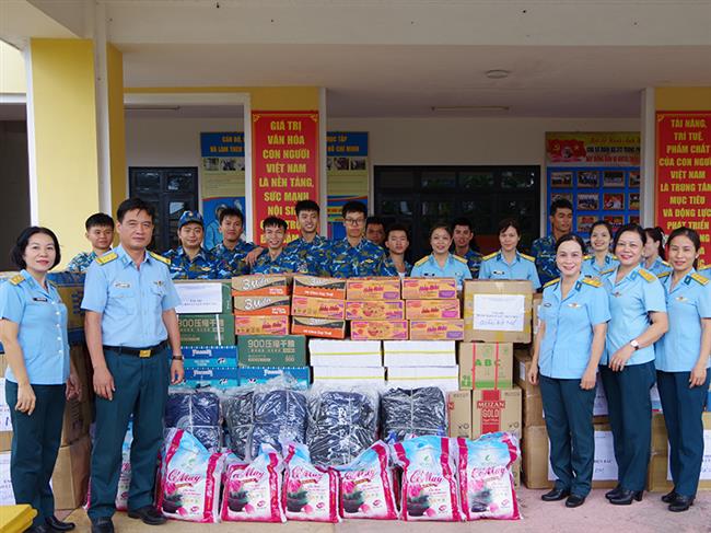 su-doan-372-quyen-gop-cac-nhu-yeu-pham-ung-ho-nhan-dan-vung-lu-mien-bac