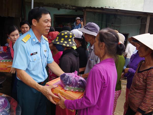 su-doan-375-giup-nhan-dan-mien-trung-khac-phuc-hau-qua-mua-lu