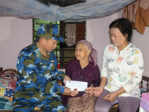 su-doan-375-sat-canh-cung-nhan-dan-vung-lu