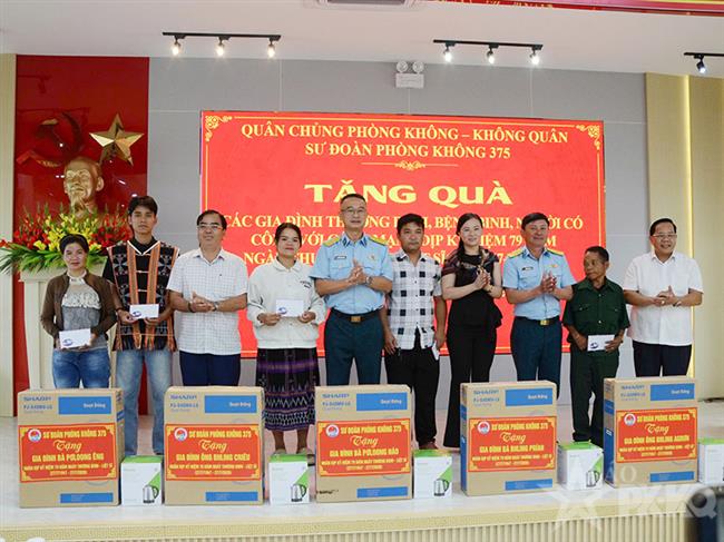 su-doan-375-tham-hoi-tang-qua-cac-gia-dinh-chinh-sach-tai-xa-tay-giang-tp-da-nang