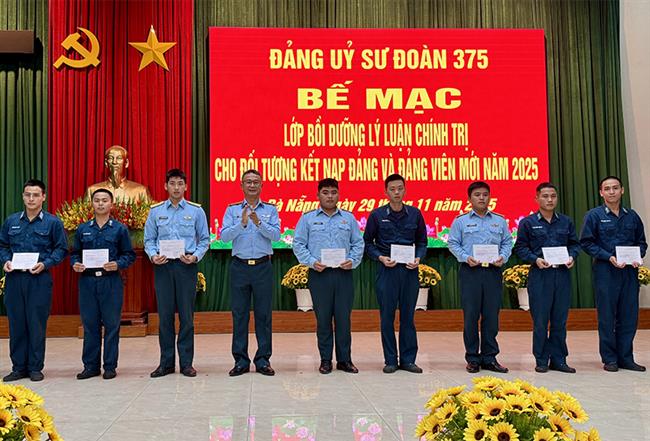 dang-uy-su-doan-375-to-chuc-lop-boi-duong-ly-luan-chinh-tri-cho-doi-tuong-ket-nap-dang-va-dang-vien-moi-nam-2025