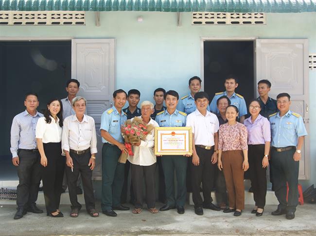 su-doan-377-ban-giao-“nha-dai-doan-ket”-tang-gia-dinh-ong-nguyen-van-thu