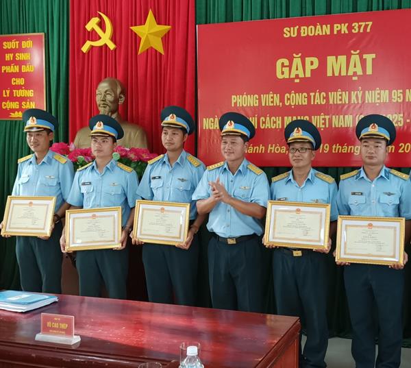 su-doan-377-gap-mat-phong-vien-cong-tac-vien-nhan-dip-ky-niem-95-nam-ngay-bao-chi-cach-mang-viet-nam