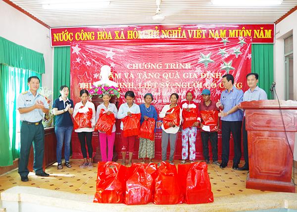 su-doan-377-tham-tang-qua-gia-dinh-thuong-binh-liet-si-nguoi-co-cong-voi-cach-mang-nhan-ngay-thuong-binh-liet-si-27-7