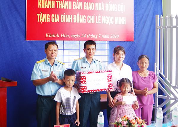 su-doan-377-to-chuc-khanh-thanh-va-ban-giao-“nha-dong-doi”-cho-gia-dinh-trung-uy-qncn-le-ngoc-minh