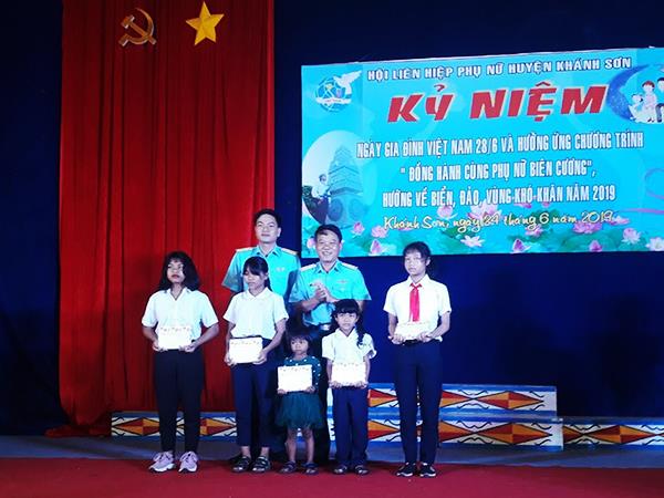 su-doan-377-trao-qua-cho-hoc-sinh-ngheo-vuot-kho-tren-dia-ban-huyen-khanh-son-tinh-khanh-hoa