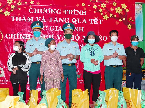 su-doan-377-trao-qua-tet-cho-nhan-dan-co-hoan-canh-kho-khan-o-xa-son-tan-huyen-cam-lam-tinh-khanh-hoa