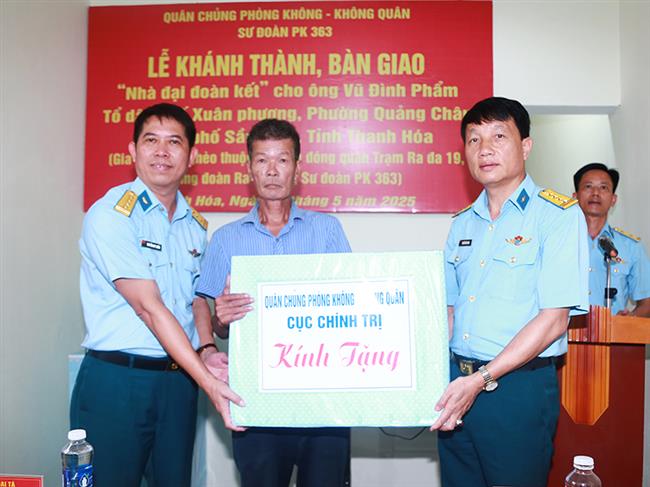 su-doan-phong-khong-363-ban-giao-“nha-tinh-nghia”-va-“nha-dai-doan-ket”-tang-cac-gia-dinh-tren-dia-ban-tinh-thanh-hoa