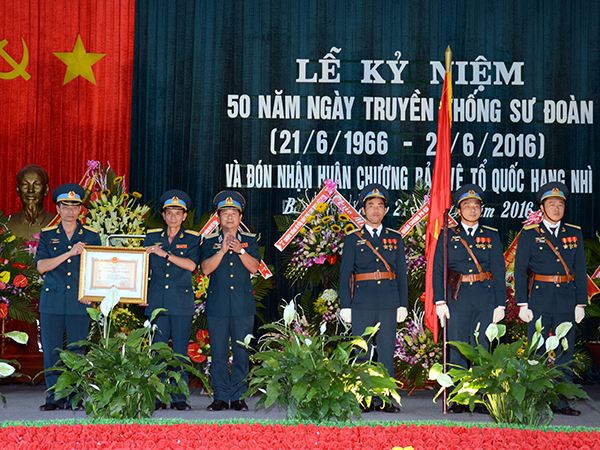 su-doan-phong-khong-365-ky-niem-50-nam-ngay-truyen-thong-va-don-nhan-huan-chuong-bao-ve-to-quoc-hang-nhi