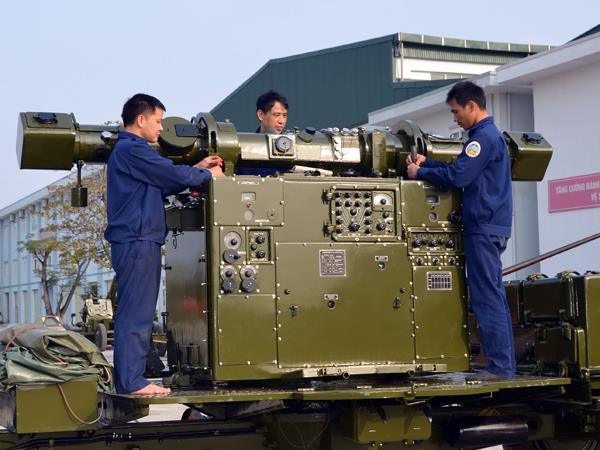 thang-cong-nhan-o-nha-may-a34