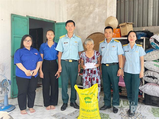 that-chat-tinh-quan-dan-qua-nhung-phan-viec-tri-an