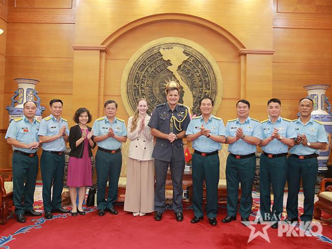 thieu-tuong-bui-thien-thau-pho-tu-lenh-quan-chung-pk-kq-tiep-xa-giao-tuy-vien-quoc-phong-niu-di-lan-kiem-nhiem-viet-nam