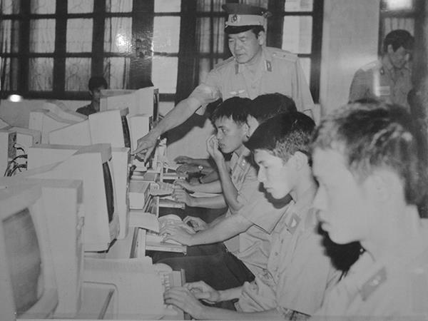 thieu-tuong-dinh-van-bong-nguoi-chi-huy-gan-gui-va-mau-muc