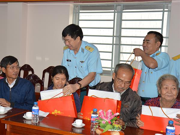 thieu-tuong-lam-quang-dai-chinh-uy-quan-chung-pk-kq-tham-va-tang-qua-gia-dinh-chinh-sach-tren-dia-ban-thanh-pho-ho-chi-minh