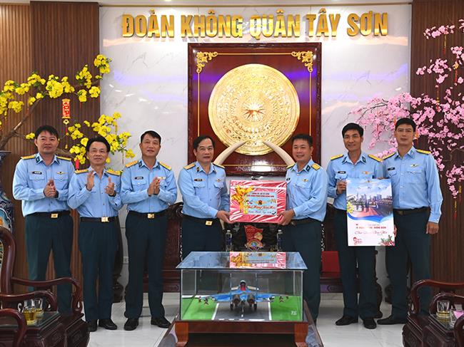 thieu-tuong-nguyen-huy-tuan-pho-chinh-uy-quan-chung-phong-khong-khong-quan-kiem-tra-chuc-tet-tai-trung-doan-925