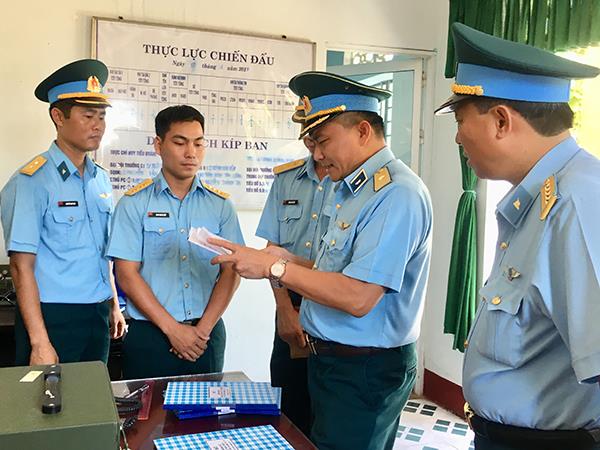 thieu-tuong-nguyen-van-hien-pho-tu-lenh-quan-chung-kiem-tra-su-doan-375