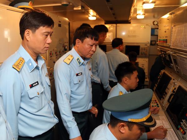 thieu-tuong-pham-van-tinh-pho-tu-lenh-quan-chung-phong-khong-khong-quan-kiem-tra-su-doan-361-va-su-doan-363