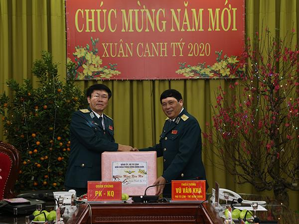 thu-truong-bo-tu-lenh-quan-chung-phong-khong-khong-quan-chuc-tet-cac-co-quan-don-vi-trong-quan-chung
