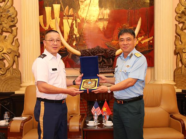 thu-truong-bo-tu-lenh-quan-chung-phong-khong-khong-quan-tiep-tuy-vien-quoc-phong-hoa-ky-tai-viet-nam