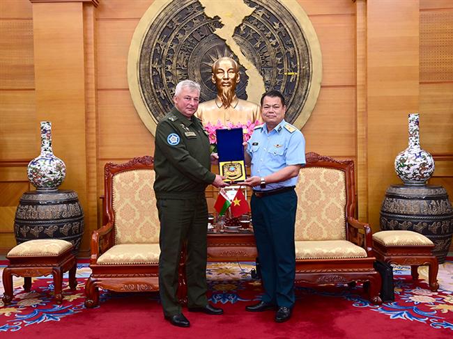 thu-truong-bo-tu-lenh-quan-chung-phong-khong-khong-quan-tiep-xa-giao-doan-bo-tu-lenh-phong-khong-khong-quan-cac-luc-luong-vu-trang-be-la-rut