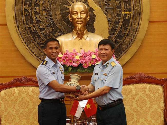 thu-truong-bo-tu-lenh-quan-chung-phong-khong-khong-quan-tiep-xa-giao-doan-can-bo-khong-quan-indonesia