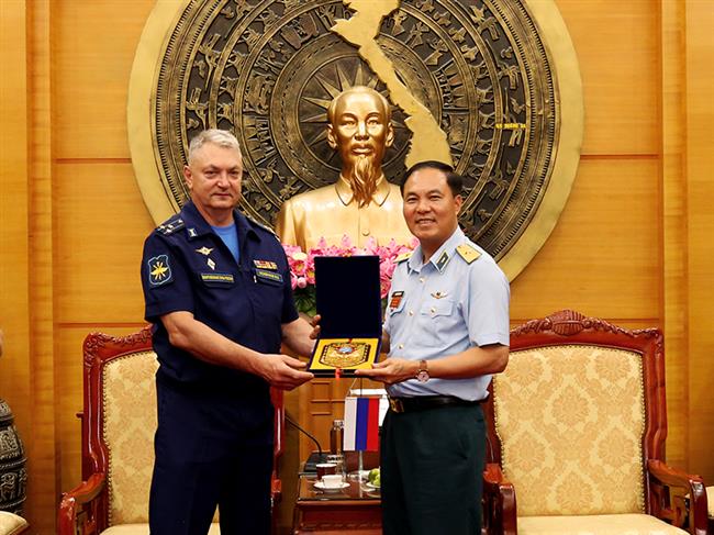 thu-truong-bo-tu-lenh-quan-chung-phong-khong-khong-quan-tiep-xa-giao-doan-chuyen-gia-y-hoc-hang-khong-lien-bang-nga-sang-tham-va-lam-viec-tai-viet-nam