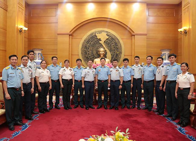 thu-truong-bo-tu-lenh-quan-chung-phong-khong-khong-quan-tiep-xa-giao-doan-chuyen-vien-va-doan-si-quan-tre-luc-luong-khong-quan-philippines