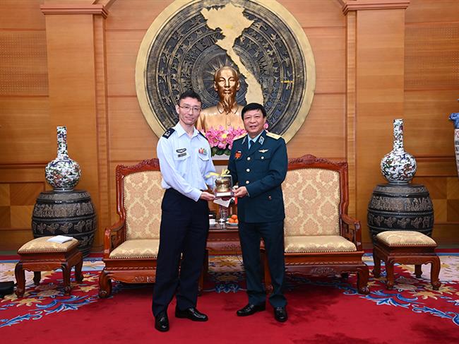 thu-truong-bo-tu-lenh-quan-chung-phong-khong-khong-quan-tiep-xa-giao-doan-luc-luong-tu-ve-tren-khong-nhat-ban