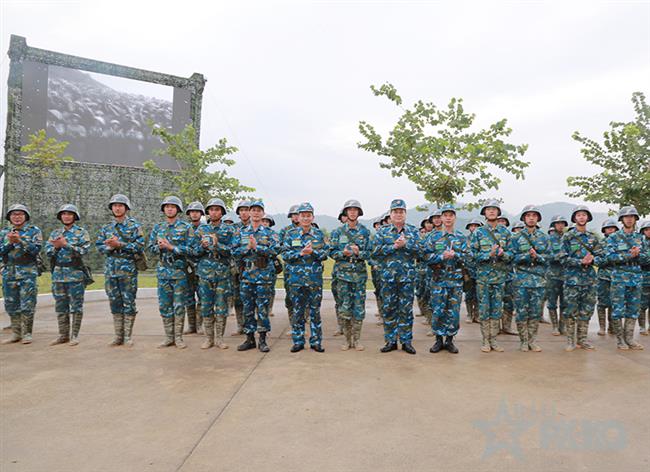 thu-truong-bo-tu-lenh-quan-chung-pk-kq-dong-vien-can-bo-chien-si-trung-doan-240-tai-dien-tap-pt-26