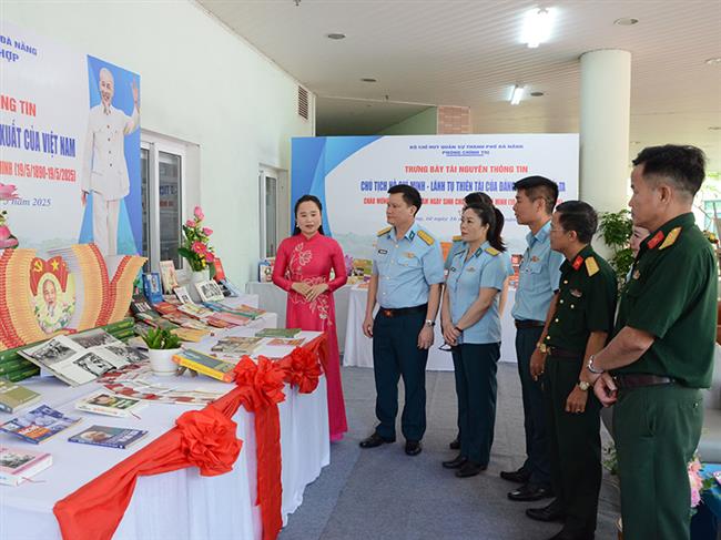 thu-vien-khoa-hoc-tong-hop-da-nang-trien-lam-tai-nguyen-thong-tin-“chao-mung-ky-niem-135-nam-ngay-sinh-chu-tich-ho-chi-minh”