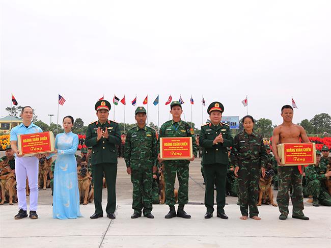 thuong-tuong-hoang-xuan-chien-thu-truong-bo-quoc-phong-kiem-tra-cong-tac-chuan-bi-to-chuc-trien-lam-quoc-phong-quoc-te-viet-nam-2024