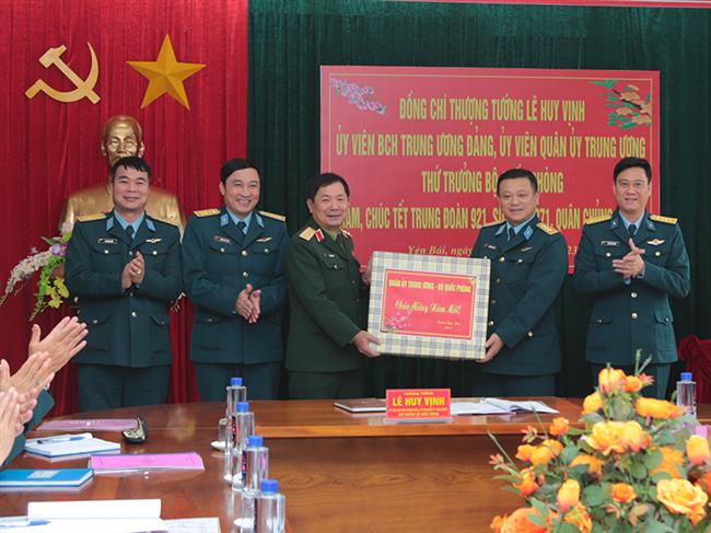 thuong-tuong-le-huy-vinh-thu-truong-bo-quoc-phong-tham-chuc-tet-trung-doan-921