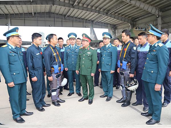 thuong-tuong-le-huy-vinh-thu-truong-bo-quoc-phong-tham-va-chuc-tet-trung-doan-228-va-trung-doan-927
