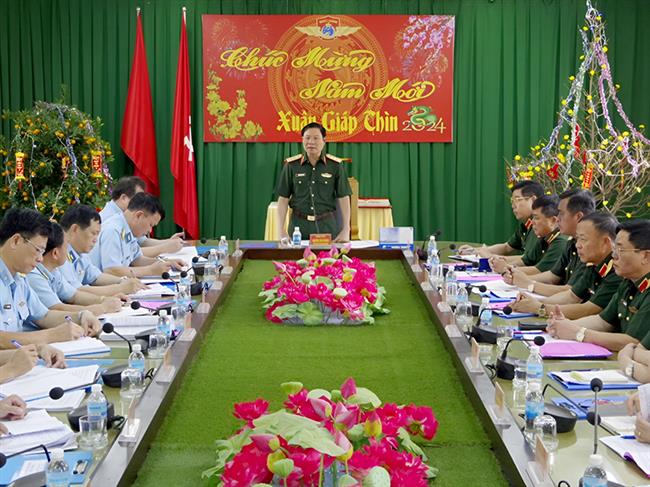 thuong-tuong-nguyen-tan-cuong-kiem-tra-san-sang-chien-dau-va-chuc-tet-su-doan-377