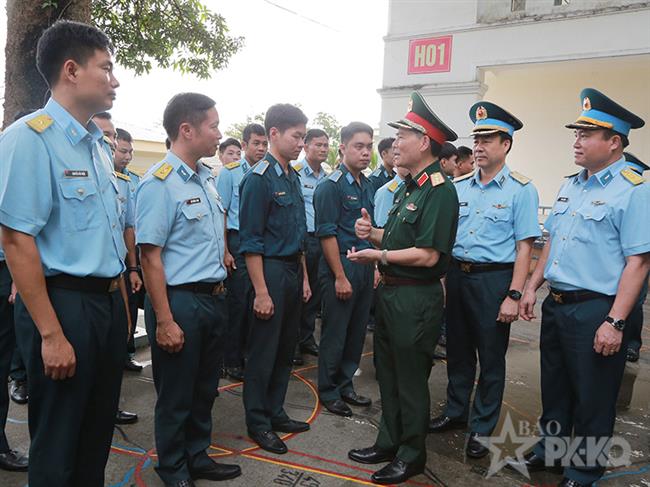 bo-tong-tham-muu-quan-doi-nhan-dan-viet-nam-kiem-tra-cong-tac-chuan-bi-dien-tap-ban-nem-bom-dan-that-tai-truong-si-quan-khong-quan