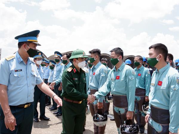 thuong-tuong-phan-van-giang-bo-truong-bo-quoc-phong-kiem-tra-trung-doan-935